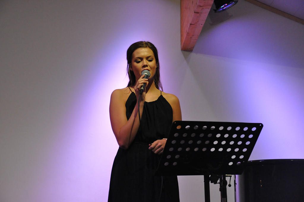 Julaften 2013. Maria Abrahamsen synger.