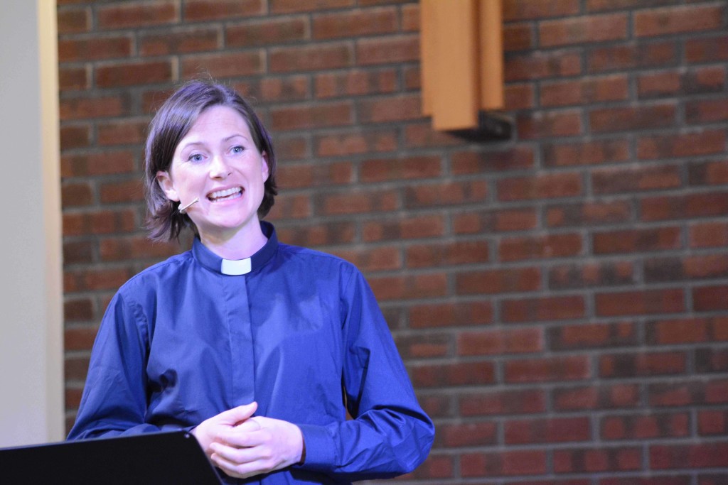 Pastor Maria Morfjord holder barnevelsignelse for Abel Tjørn Lund.