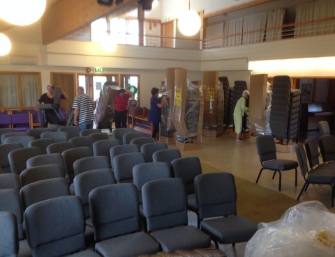 Nye stoler ankommer Misjonskirken. Stoldugnad.
