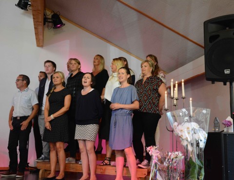50 års jubileumsfest i Misjonskirken. Jubileumsgudstjenesten. Team Motti synger.