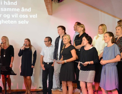 50 års jubileumsfest i Misjonskirken. Jubileumsgudstjenesten. Team Motti synger.
