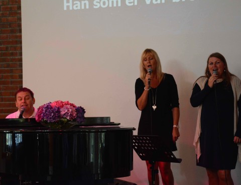 50 års jubileumsfest i Misjonskirken. Jubileumsgudstjenesten. Mai Britt og Svein Morten Havaas, samt Wenke Heimvoll synger.
