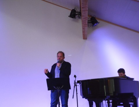 Einar Foss Kvavik sang, akkompagnert av Svein Morten «Motti» Havaas. Gudstjeneste 11. oktober 2015.