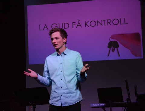 Ungdomspastor-vikar Mats Åmland talte om å gi Gud kontrollen.
