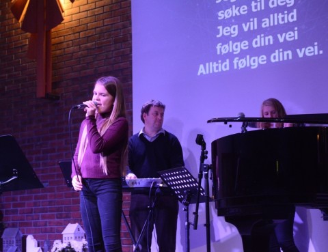 Møte i ungdomsregi 15. november 2015. Switch lovsang spiller og synger.