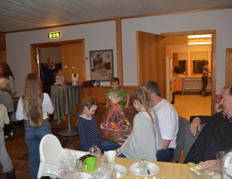 Adventsamling 6. desember 2015. Familien Hellang vant fruktkorga.