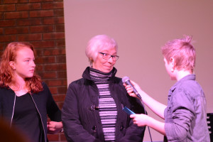 Benjamin Bjørnestad intervjuer Torhild Ellingsen på kveldsmøtet søndag 13. mars 2016.