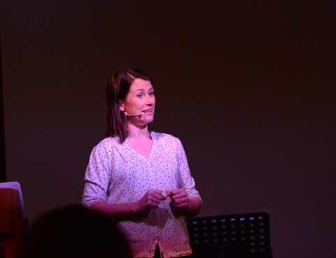 Pastor Maria Morfjord taler på kveldsmøte søndag 13. mars 2016.