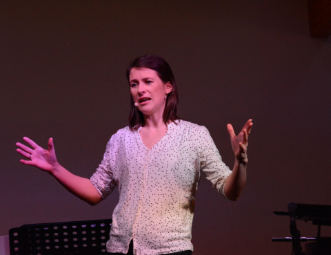 Pastor Maria Morfjord taler på kveldsmøte søndag 13. mars 2016.