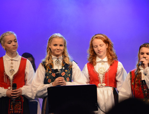Konfirmasjonsgudstjeneste 16. april 2016. Alida Rudjord, Frida Abrahamsen, Lea Løkke-Øwre og Marie Storebø Viken synger.