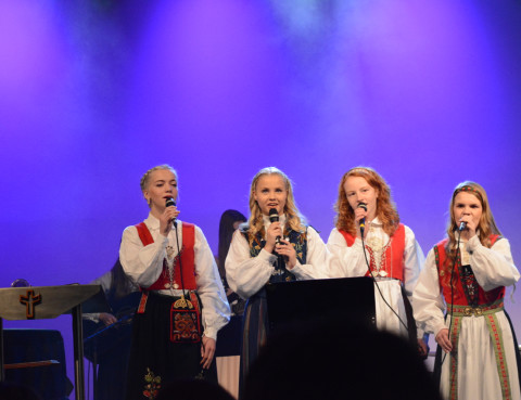Konfirmasjonsgudstjeneste 16. april 2016. Alida Rudjord, Frida Abrahamsen, Lea Løkke-Øwre og Marie Storebø Viken synger.
