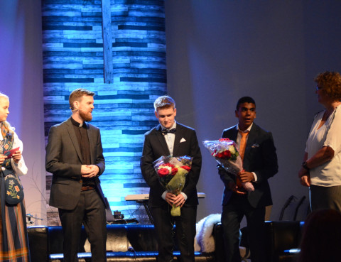 Konfirmasjonsgudstjeneste 16. april 2016. Andreas Felipe Berg, Elias Havaas og Frida Abrahamsen gir blomster til konfirmantlederne.