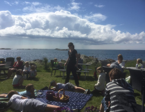 Sommerfest 2016. Pastor Maria Morfjord taler og dramatiserer.