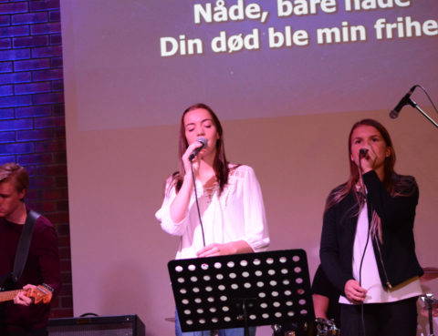 Kveldsmøte 25. september 2016. Alida Rudjord og Marie Storebø Viken synger.