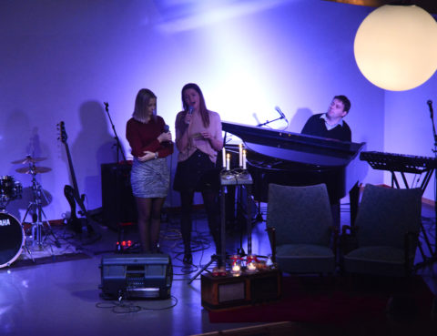 Vi synger julen inn 11. desember 2016. Maria Abrahamsen Østhassel og Frida Abrahamsen synger. Svein Morten «Motti» Havaas spiller.