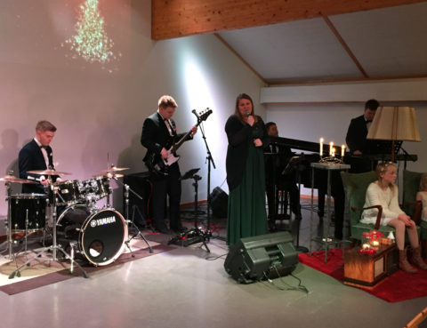 Julaften-gudstjeneste 24. desember 2016. Familien Havaas synger og spiller.