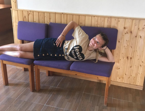 Ten-tro til Romania 2017. Marie Storebø viken prøver de gamle stolene til Misjonskirken.