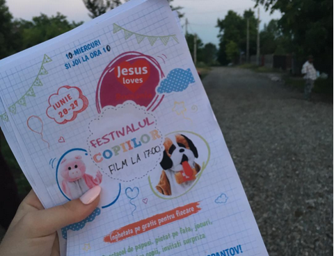 Ten-tro til Romania 2017. Flygeblader for barnefestivalen i regi av Farsund-gjengen er delt ut.
