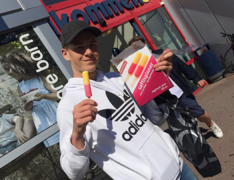 Ten-tro til Romania 2017. Jonas Martinsen deler ut is til alle på stopp i Arendal.