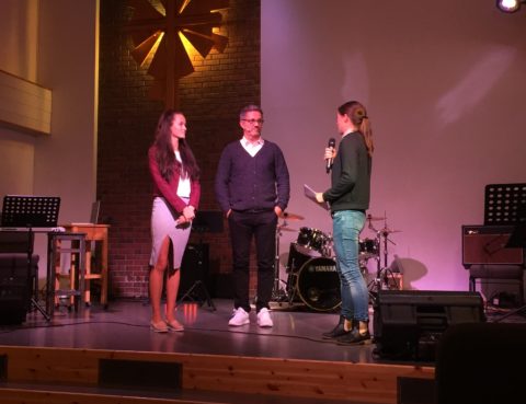 Pastor Maria Morfjord intervjuer Rebekah og Pål Helmersen.