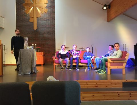 Ungdomspastor Martin Morfjord og B-Tween-gruppe holder tale i Misjonskirken søndag 29. oktober 2017.