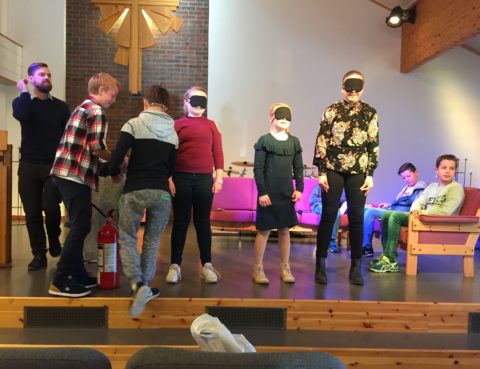 Ungdomspastor Martin Morfjord og B-Tween-gruppe holder tale i Misjonskirken søndag 29. oktober 2017.