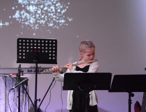 Julaften 2017. Ingrid Rudlende spiller fløyte.