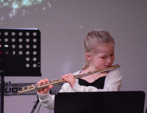 Julaften 2017. Ingrid Rudlende spiller fløyte.