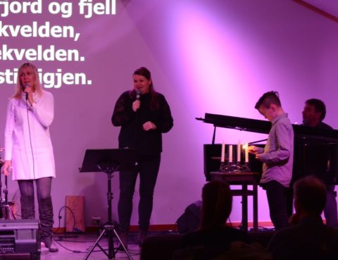 Vi synger julen inn 10. desember 2017. Wenke Heimvoll, Mai Britt og Svein Morten Havaas synger. Sverre Tobias Eng tenner lysene.