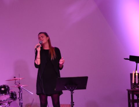 Vi synger julen inn 10. desember 2017. Maria A. Østhassel synger.