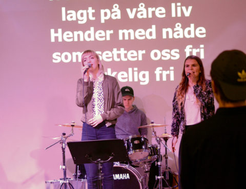 Møte i ungdomsregi. Ungdomsbandet spiller. Elias Havaas, Alida Rudjord og Marie S. Viken.