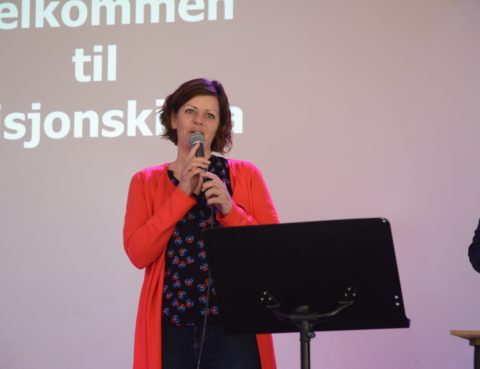 1. påskedag, gudstjeneste 1. april 2018. Hanne Vennebo Turøy leder lovsang.