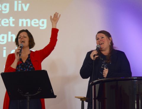 1. påskedag, gudstjeneste 1. april 2018. Hanne Vennebo Turøy og Mai Britt Havaas leder lovsang.