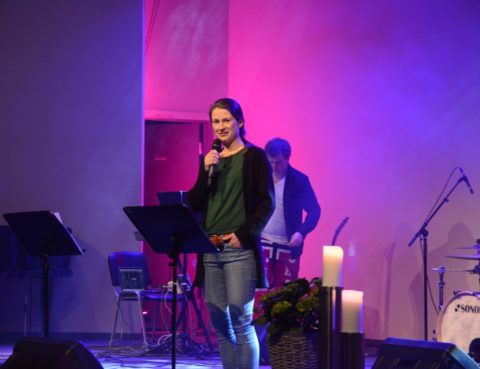 Lovsangfest i Lista Misjonskirke. Pastor Maria Morfjord holder appell.
