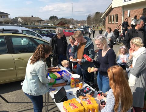 Klesbyttemarked i Misjonskirken 15. april 2018. Foto: Karsten Turøy