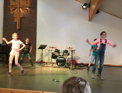 Barna i familiene Morfjord og Turøy danset på sommerfesten 10. juni 2018.