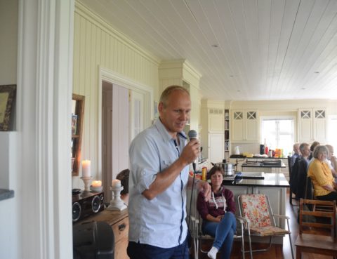 Oppstartsfest hos Gill søndag 19. august 2018. John Kåre Gill innleder.