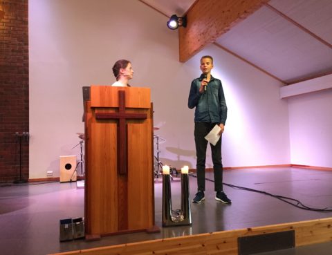 Stian Smit vitnet om livet med Jesus gjennom sykdommen under talen til pastor Maria Morfjord.