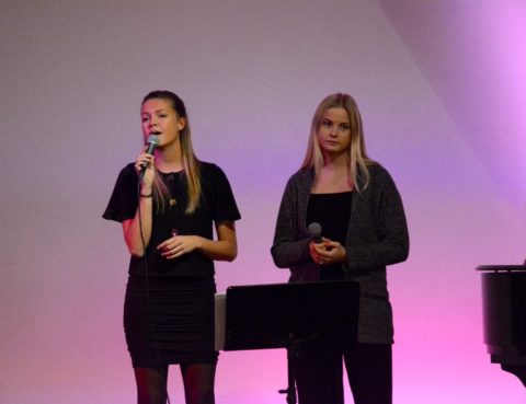 Vi synger julen inn 16. desember 2018. Maria A. Østhassel og Frida Abrahamsen.