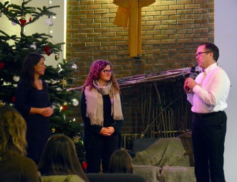 Vi synger julen inn 16. desember 2018. Gave til pastor Maria Morfjord og barne- og ungdomsarbeider Lill Katrin Island.