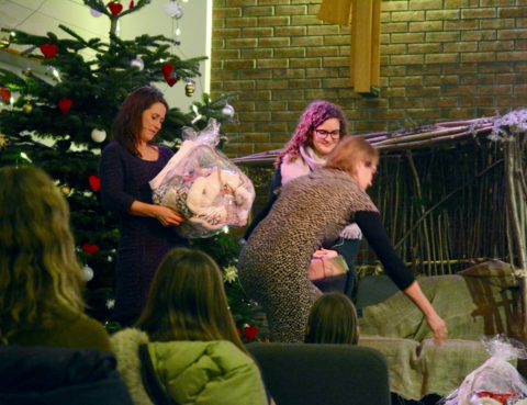 Vi synger julen inn 16. desember 2018. Gave til pastor Maria Morfjord og barne- og ungdomsarbeider Lill Katrin Island.