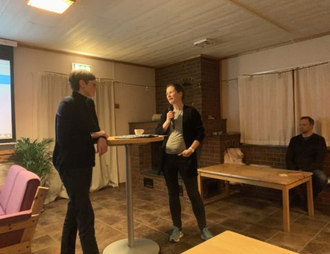 Pastor Maria Morfjord takker Mari Unhammer for innsatsen som styreleder i fem år.
