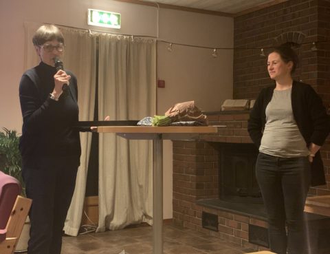 Pastor Maria Morfjord takker Mari Unhammer for innsatsen som styreleder i fem år.