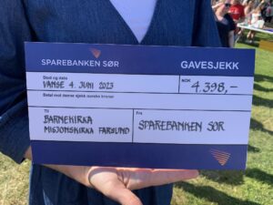 Deltakerne på Sørmarsjen gikk inn 4.398 kroner til Barnekirka. Her er sjekken som beviser det.