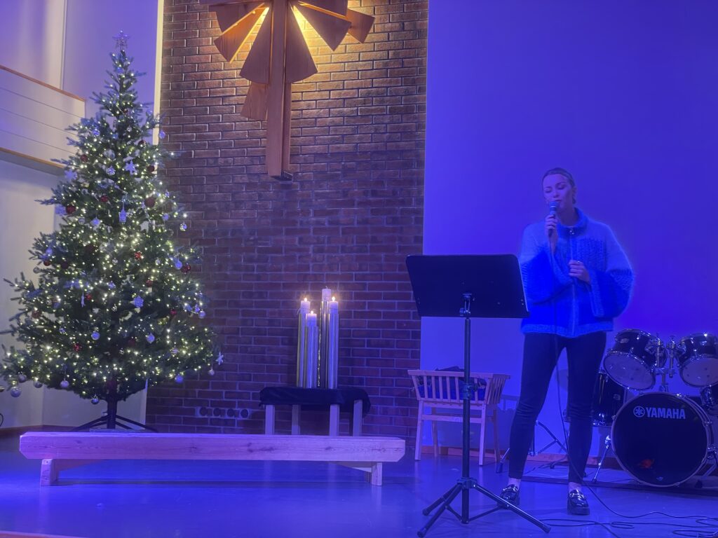 Vi synger julen inn 2023. Gina Marie Skeibrok synger.