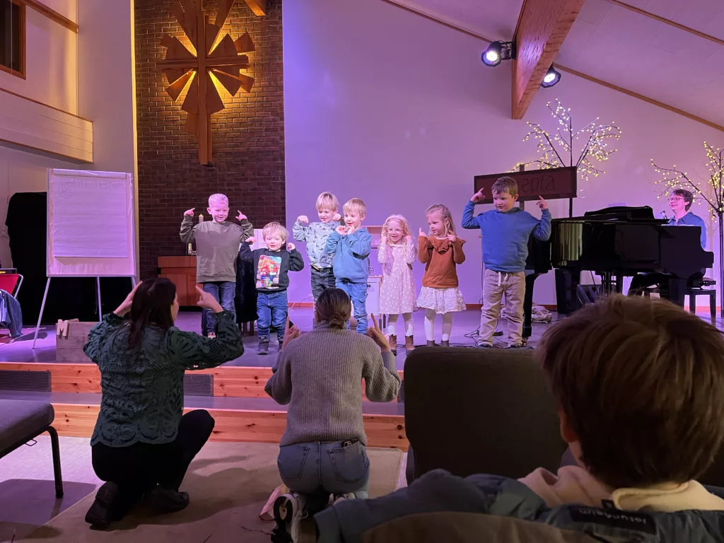 Alle sammen-gudstjeneste 4. februar 2024. Barnekoret Voice of Joy deltok med sang.