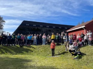 Et par hundre mennesker hadde møtt opp til friluftsgudstjenesten på Varbak 1. påskedag.