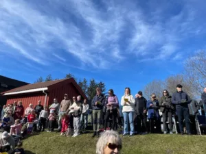 Et par hundre mennesker hadde møtt opp til friluftsgudstjenesten på Varbak 1. påskedag.