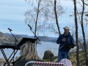Pastor i Sentrumkirken Farsund, André Martinsen talte.